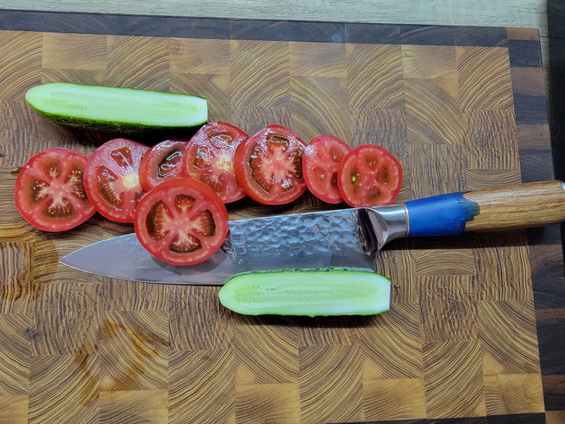 Еще одна кухня - шеф-нож с ручкой из сандала и полимерной смолы