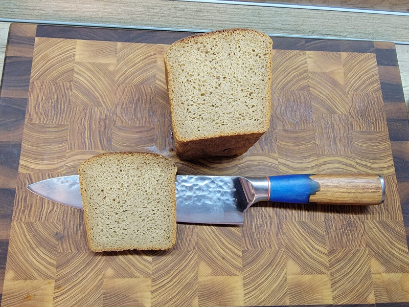 Еще одна кухня - шеф-нож с ручкой из сандала и полимерной смолы