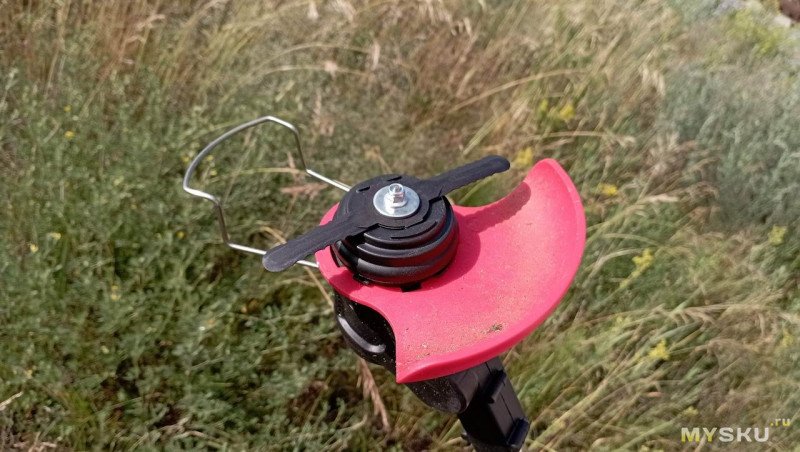 Электрический триммер для травы с 2 аккумуляторами.