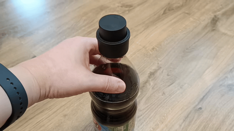 Крышка с помпой для пластиковых бутылок.