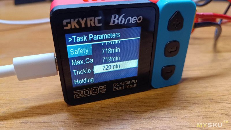 Компактное универсальное зарядное устройство SKYRC B6neo