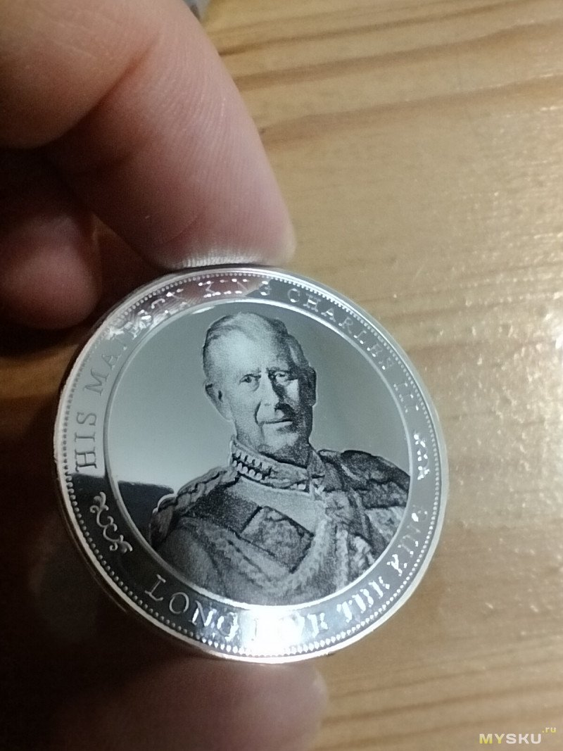 Сувенирная монета в честь коронации Карла III