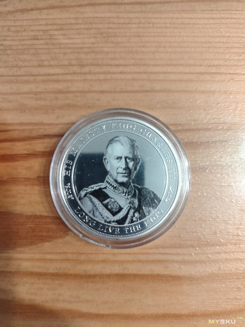 Сувенирная монета в честь коронации Карла III