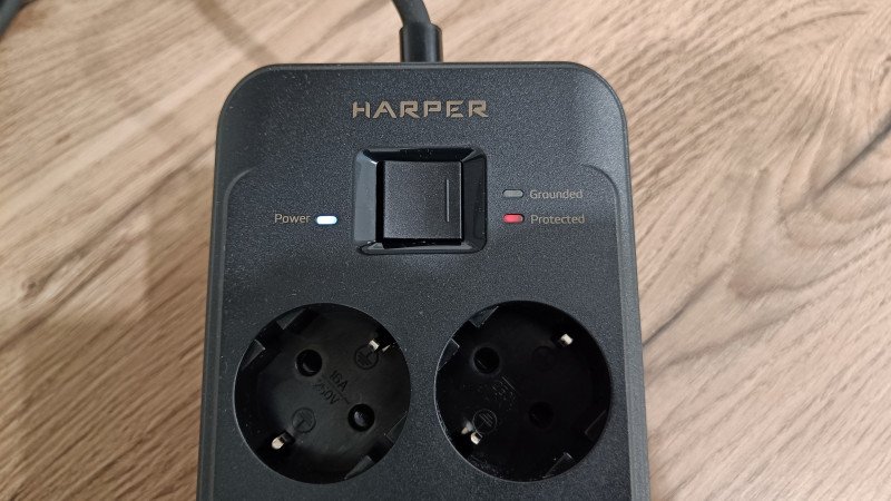Универсальный сетевой фильтр HARPER UCH-650 на 8 розеток с проводом 5 м и возможностью заряжать гаджеты от USB