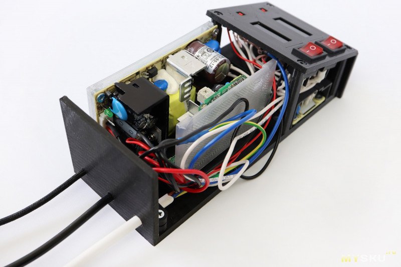 Самодельный блок питания на 5 и 12 вольт с магнитным штекером, индикатором напряжения, тока, мощности и переданной энергии.